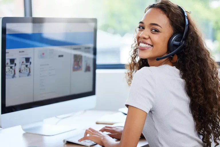 A smiling girl working in a e-commerce call center helps customers
