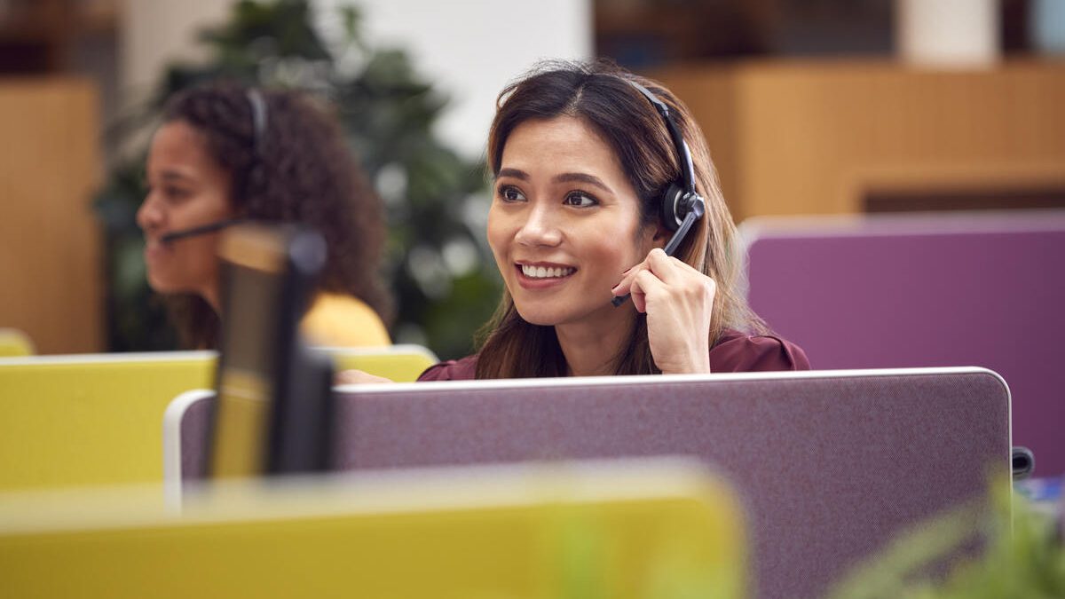 A women with headphones works in call center